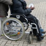Sfaturi pentru persoanele care stau intr-un scaun cu rotile scaun cu rotile