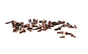 Uleiul esențial de cuișoare – cum poate fi folosit eficient Syzygium aromaticum